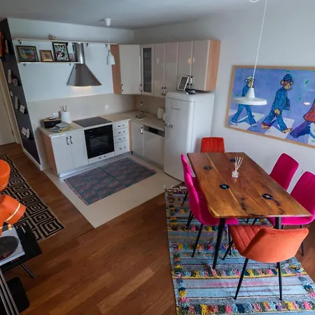 Queen Apartment *
