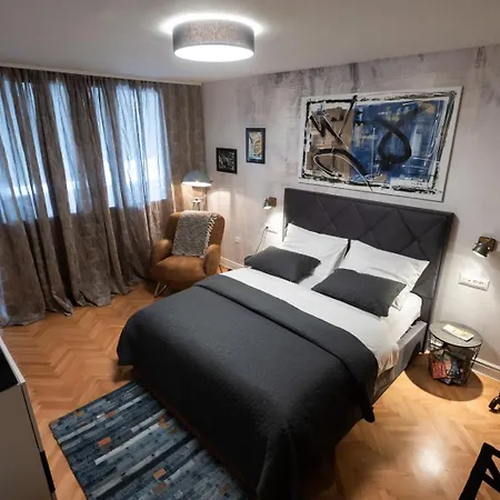 Queen Apartment *