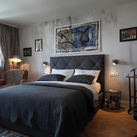 Queen Apartment *