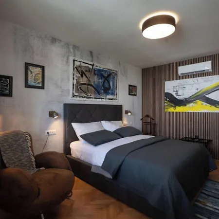 Queen Apartment *